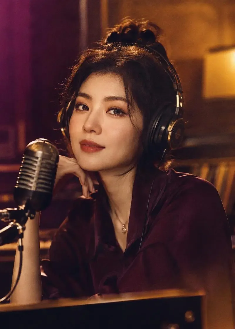 《调频 98.7》封面剧照，杨砚 · 夜班电台主持人